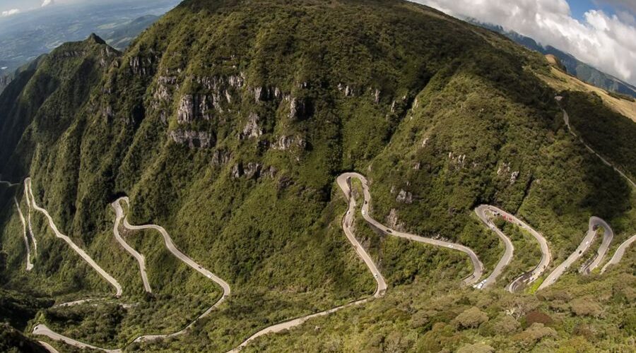 Serra do Rio do Rastro: Beleza Sinuosa e Perigosa com Limite de 40 km/h