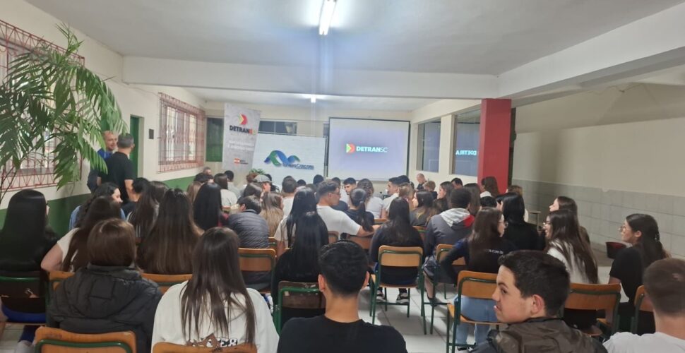 De Olho no Futuro: Projeto Leva Cinema e Conscientização sobre Trânsito para Alunos de Orleans