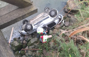 Carro cai de ponte de 10 metros e mulher fica ferida em Gravatal