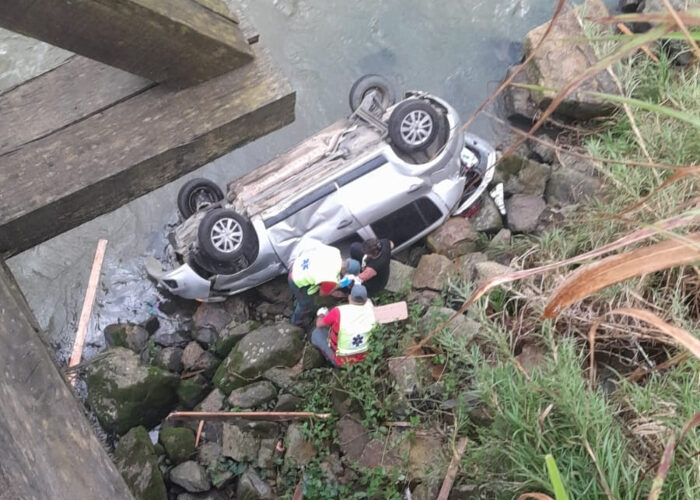 Carro cai de ponte de 10 metros e mulher fica ferida em Gravatal
