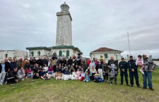 Grupo de Bento Gonçalves reúne 80 pessoas no Farol de Santa Marta e realiza ação solidária