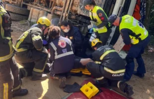 Motorista fica ferido após caminhão capotar durante descarregamento em Cocal do Sul