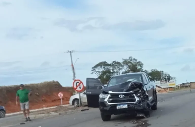 Acidente entre dois veículos deixa motorista ferido na SC-445, em Içara