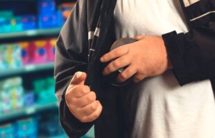 Homem furta mercado em Laguna, retorna para nova tentativa e é preso