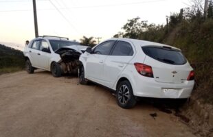 Três pessoas ficam feridas em colisão entre dois veículos em Treze de Maio