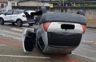 Jovem capota carro em Criciúma e sai ilesa