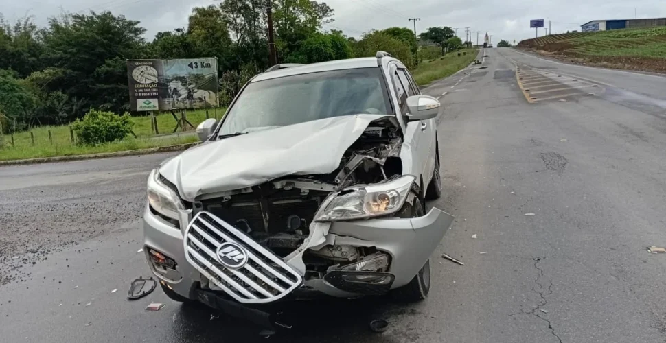 Três pessoas são encaminhadas ao hospital após colisão na SC 108 em Urussanga