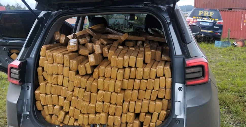 PRF apreende 500 Kg de maconha em carro roubado na BR-101, em Itajaí