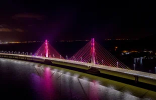 Ponte Anita Garibaldi recebe iluminação rosa em apoio ao Outubro Rosa