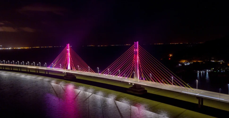 Ponte Anita Garibaldi recebe iluminação rosa em apoio ao Outubro Rosa