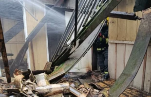 Casa abandonada pega fogo no Centro de Morro da Fumaça