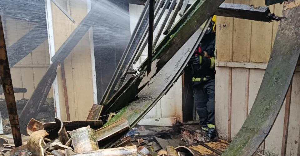 Casa abandonada pega fogo no Centro de Morro da Fumaça