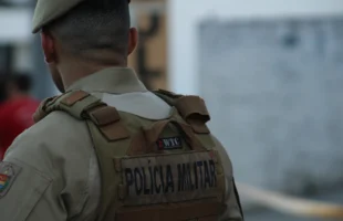Foragido por tráfico é preso após agredir policiais em Orleans