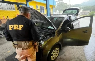 Carro roubado em São Paulo é recuperado pela PRF em rodovia de SC