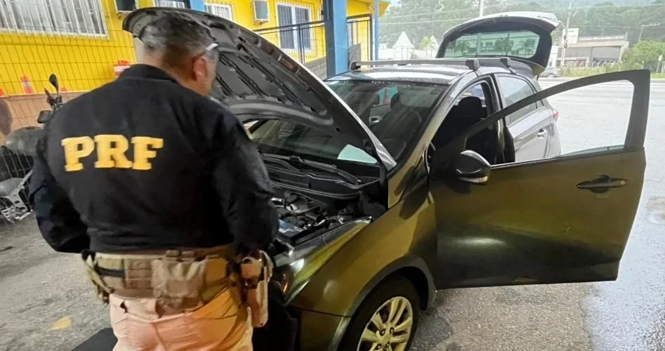 Carro roubado em São Paulo é recuperado pela PRF em rodovia de SC