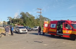 Motociclista fica gravemente ferido após colisão com carro em Cocal do Sul