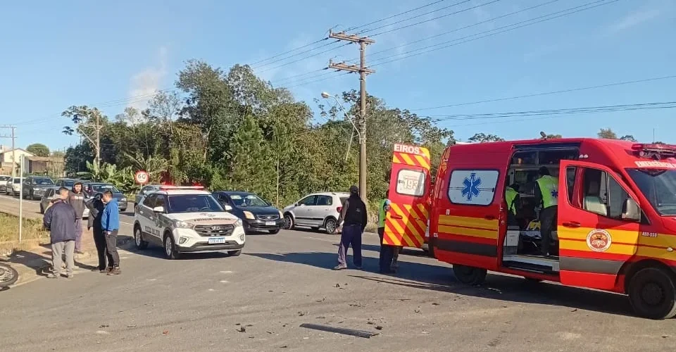 Motociclista fica gravemente ferido após colisão com carro em Cocal do Sul