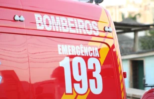 Grávida fica ferida em colisão entre moto e caminhão em Urussanga