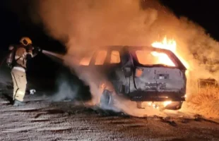 Veículo é destruído por chamas na zona rural de Orleans