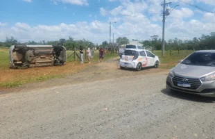 Brita na pista causa capotamento de carro em Criciúma