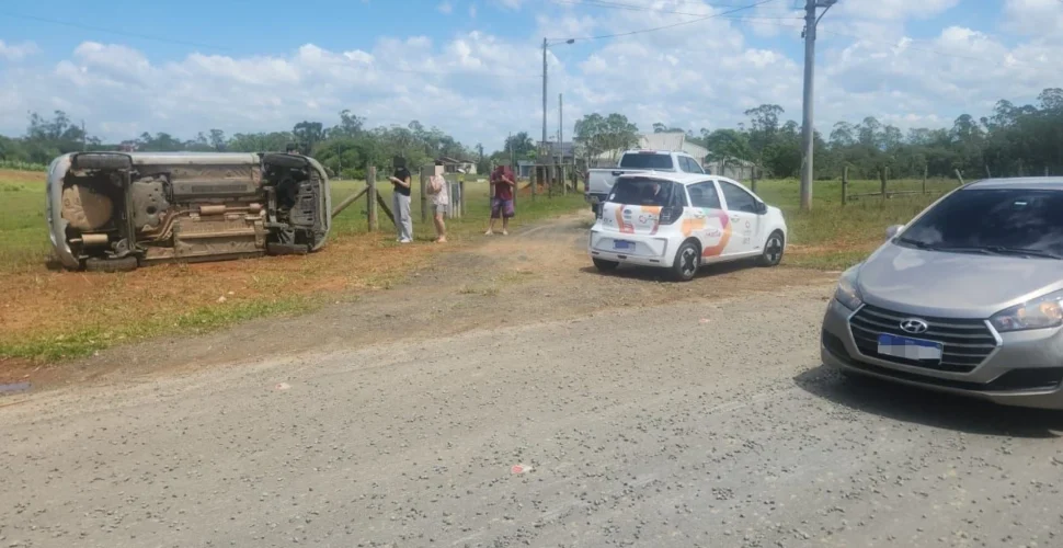 Brita na pista causa capotamento de carro em Criciúma