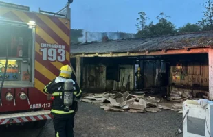 Incêndio destrói estufa de fumo em Morro Grande durante a madrugada