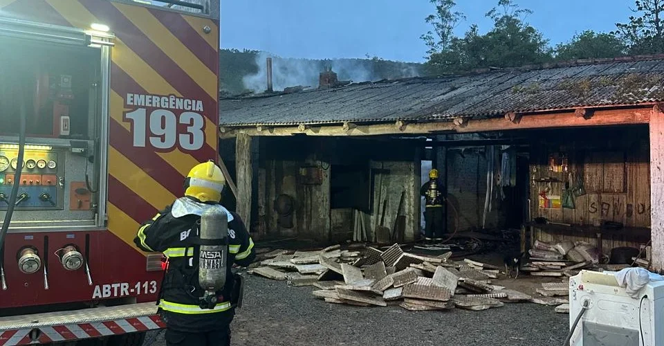 Incêndio destrói estufa de fumo em Morro Grande durante a madrugada