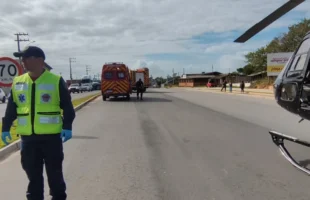Jovem é levado de helicóptero ao hospital após colisão entre moto e caminhão em Içara