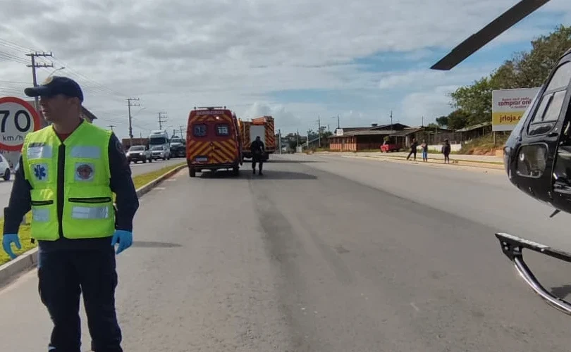 Jovem é levado de helicóptero ao hospital após colisão entre moto e caminhão em Içara