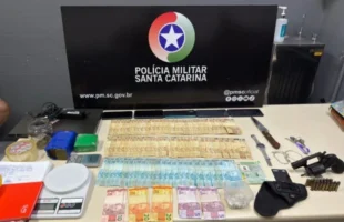 Foragido da Justiça é preso com drogas, arma e CNH falsa em Forquilhinha