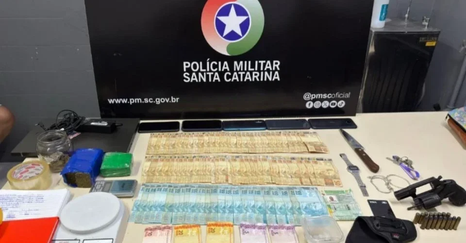 Foragido da Justiça é preso com drogas, arma e CNH falsa em Forquilhinha