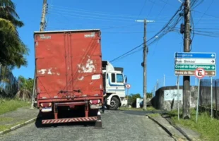 Carreta colide com poste em área proibida para veículos pesados em Criciúma