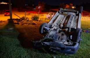 Jovem fica ferida após capotamento de carro em Morro da Fumaça