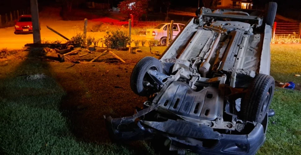 Jovem fica ferida após capotamento de carro em Morro da Fumaça