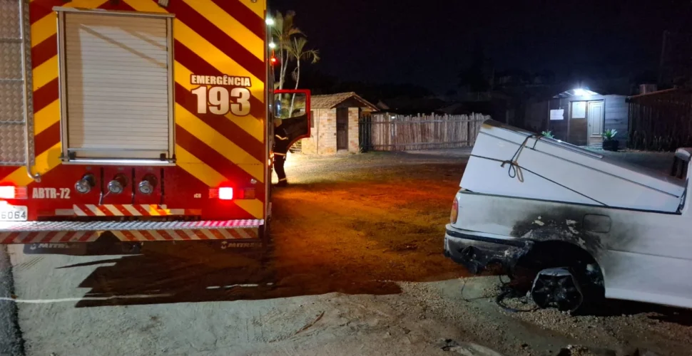 Incêndio atinge caminhonete em Morro da Fumaça
