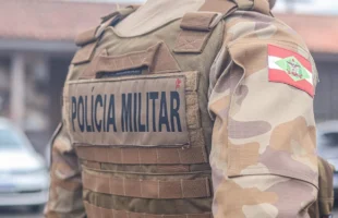 Funcionário de farmácia é ameaçado com faca após flagrante de furto no Centro de Criciúma