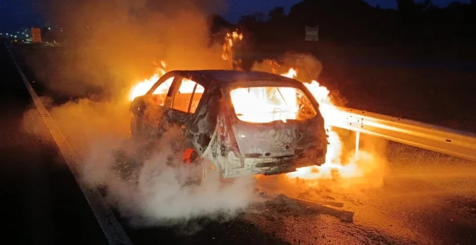 Carro é destruído por incêndio na BR-101 em Içara
