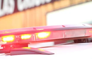 Motociclista fica ferido após colidir com pedra em Orleans