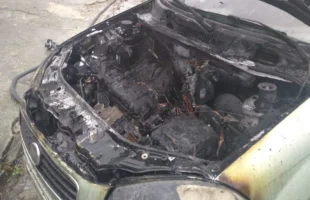 Carro é atingido por incêndio em rua de Criciúma