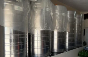 Operação em Criciúma apreende 75 mil litros de cachaça clandestina e interdita dois estabelecimentos