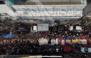 Megaoperação no Rio vira o maior massacre de sua história; corpos são levados a praça por moradores