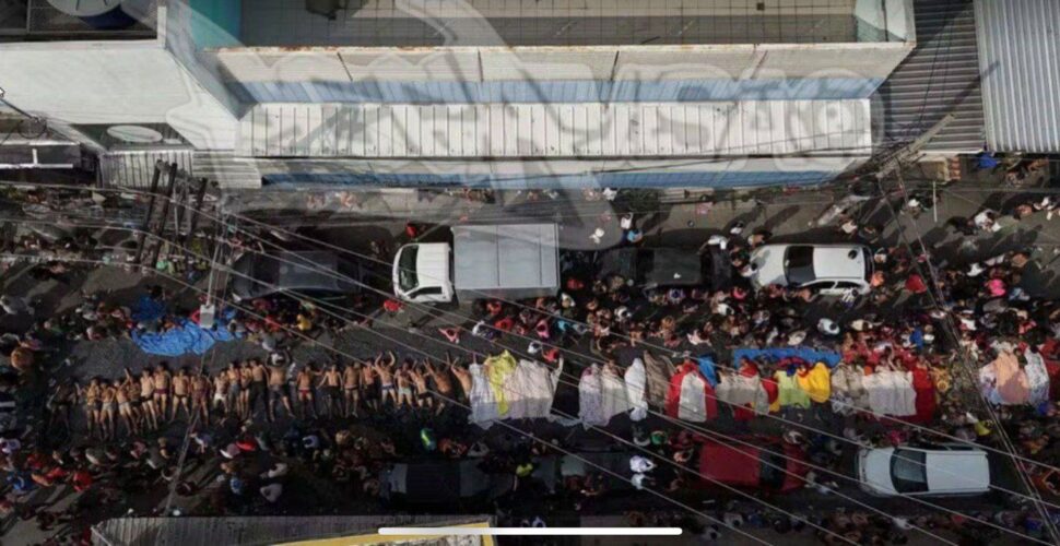 Megaoperação no Rio vira o maior massacre de sua história; corpos são levados a praça por moradores