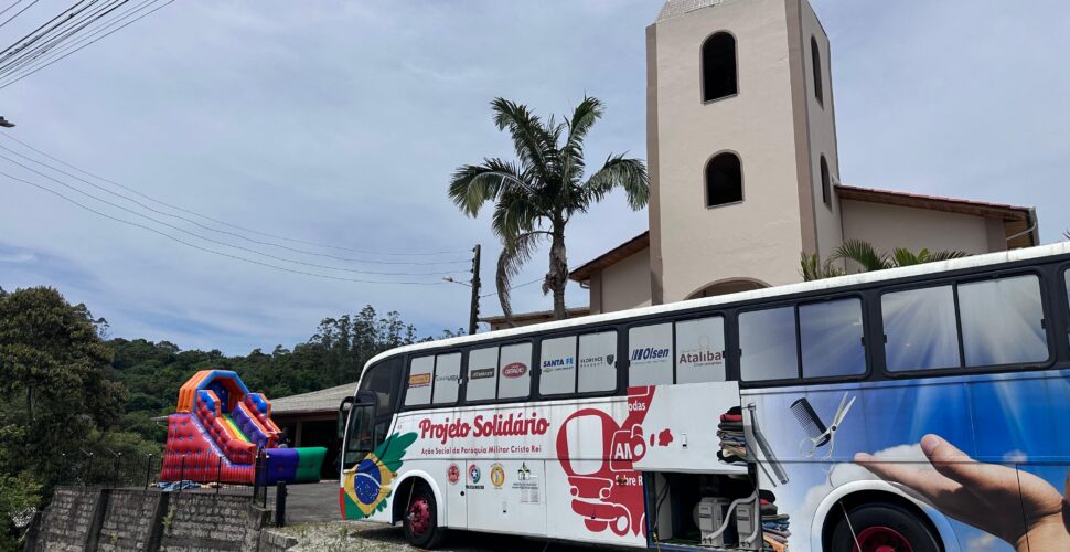 Amor Sobre Rodas leva serviços gratuitos e solidariedade a comunidade em Orleans