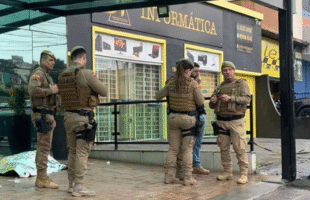 Mulher é morta a facadas pelo ex-companheiro em Lages