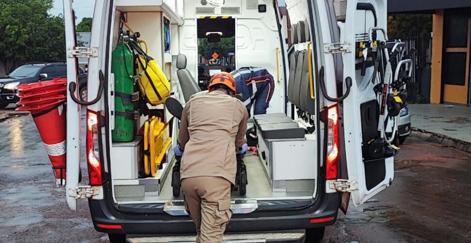Bebê de 8 meses é salvo após engasgo com papel alumínio em Orleans; bombeiros orientam mãe por telefone