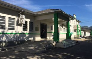 Superlotação no Hospital Santa Teresinha: Sala de Média Complexidade atinge 400% da capacidade