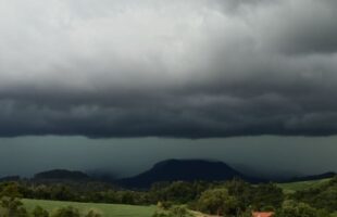 Frente fria varre Santa Catarina com chuva, ventania e risco de granizo