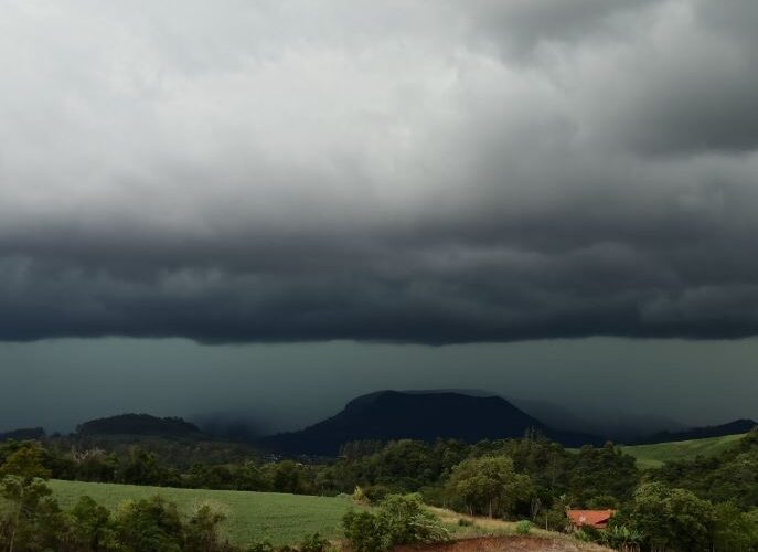 Frente fria varre Santa Catarina com chuva, ventania e risco de granizo
