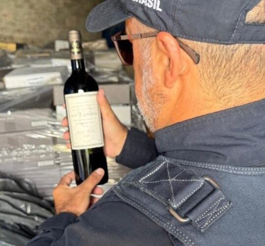 PRF apreende carga de vinhos de luxo e perfumes contrabandeados na BR-101 Sul