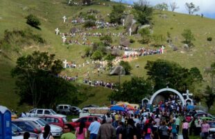 Peregrinação reúne mais de 20 mil fiéis no santuário de Nossa Senhora Aparecida em Treze de Maio